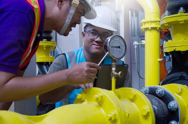 Ingeniero Superior Técnico Están Comprobando Las Respuestas Del Sistema Refrigeración — Foto de Stock