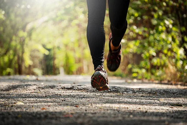 Gün batımının ılık ışığıyla parkta koşan bir koşucu