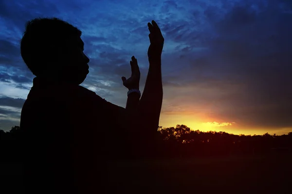 Silhouette Homme Debout Dans Champ Coucher Soleil — Photo