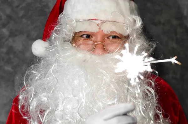 Papai Noel Segurando Sparklers Mãos Fundo Cinza — Fotografia de Stock