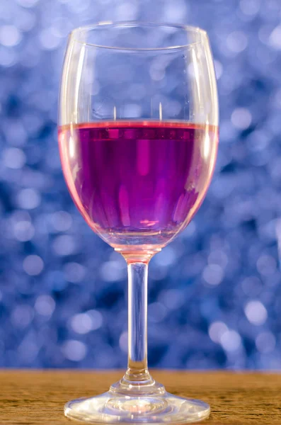 Verre Vin Sur Table Avec Fond Bleu — Photo