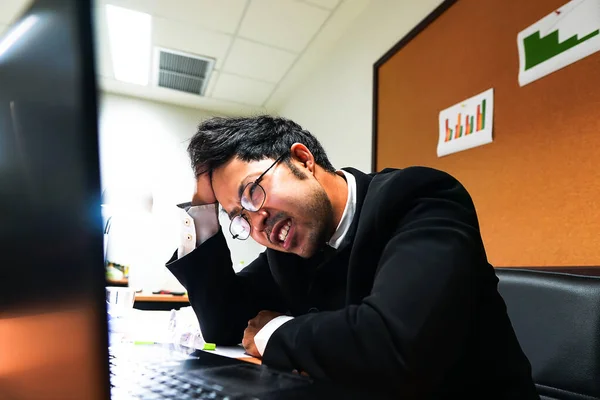 Los Empresarios Asiáticos Les Acentúa Trabajo — Foto de Stock