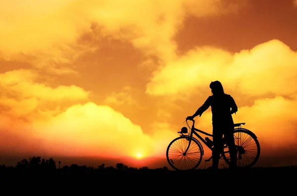 Silhuett Den Oigenkännliga Flickan Med Cykel Vid Solnedgången Med Vackra — Stockfoto