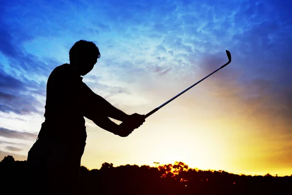 Silhouette Eines Mannes Beim Golfspielen — Stockfoto