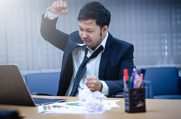 Jovem Asiático Empresário Vestido Preto Camisa Branca Durante Trabalho Escritório — Fotografia de Stock