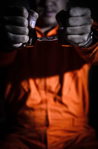 Нижняя Часть Тела Заключенного Оранжевой Форме Держащая Руки Наручниках Перед — стоковое фото