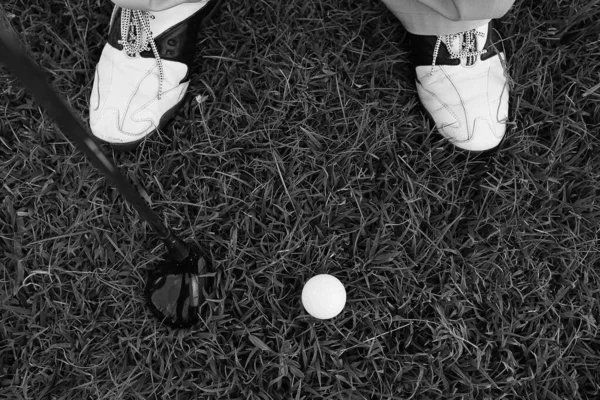 Άνθρωπος Golf Club Και Μπάλα Του Γκολφ Παίζει — Φωτογραφία Αρχείου