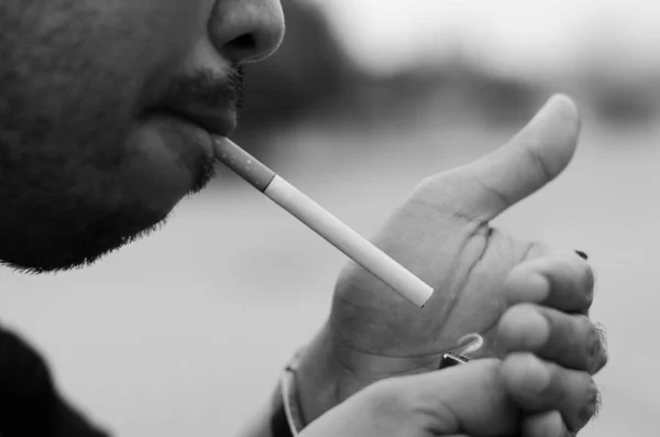 Sigara Yakan Adamın Yakın Plan Görüntüsü — Stok fotoğraf