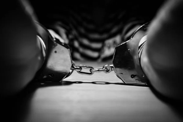 Männliche Gefangene Handschellen Gelegt — Stockfoto