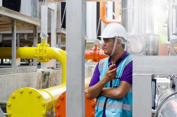 Ingeniero Superior Está Comprobando Las Respuestas Del Sistema Refrigeración Para — Foto de Stock