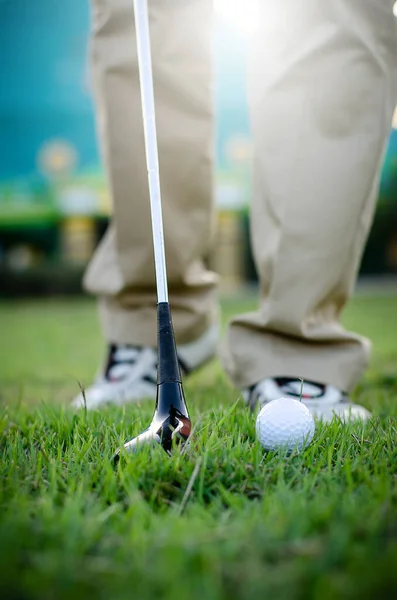 Golfer Spielt Golf Auf Dem Rasen — Stockfoto