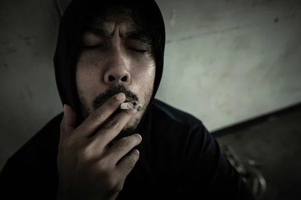 在忧郁症中吸烟的亚洲男人 — 图库照片