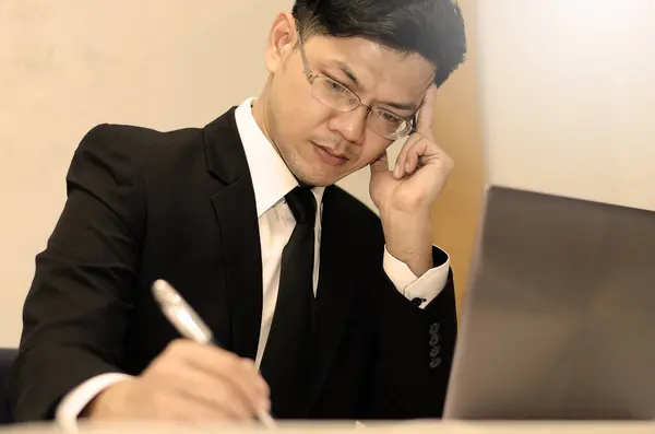 Stressed Empresário Asiático Trabalhando Mesa — Fotografia de Stock