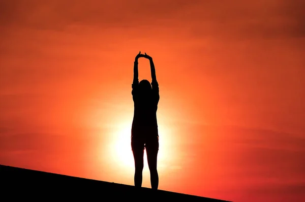 Kobieta Stojąca Słońcu Słońca Spada Góry — Zdjęcie stockowe