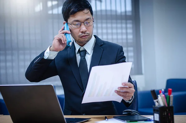 Jonge Aziatische Zakenman Zwarte Jurk Wit Shirt Tijdens Het Werk — Stockfoto