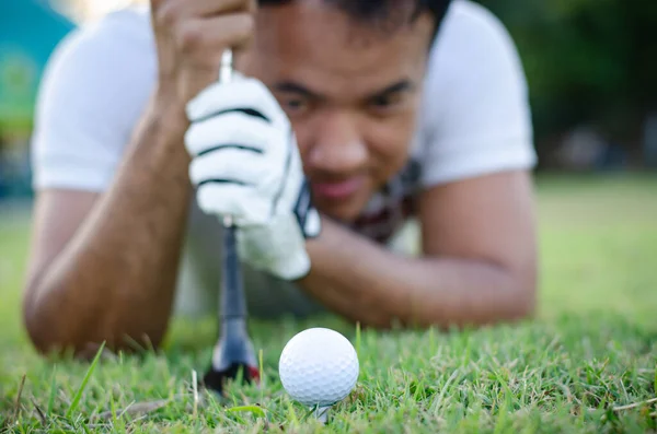 Professionele Golfer Check Line Voor Het Zetten Van Golfbal Groen — Stockfoto