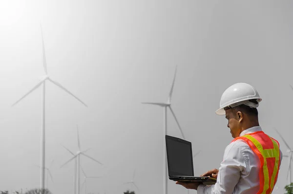 Trabajador Con Portátil Fondo Turbinas Eólicas Tecnología — Foto de Stock