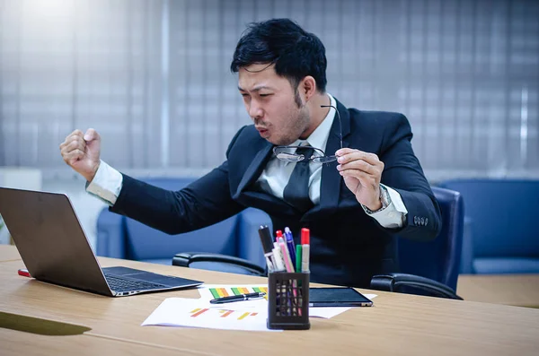 Jovem Asiático Empresário Vestido Preto Camisa Branca Durante Trabalho Escritório — Fotografia de Stock