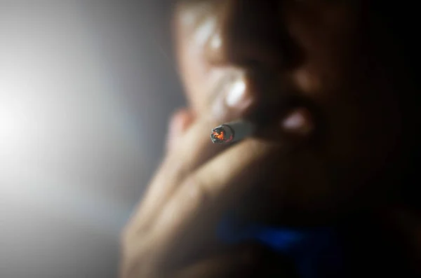 Duvarın Yanında Sigara Içen Stresten Sigara Içen Mavi Kapüşonlu Adamla — Stok fotoğraf