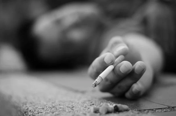 Triste Uomo Depresso Giace Sull Asfalto Fuma — Foto Stock