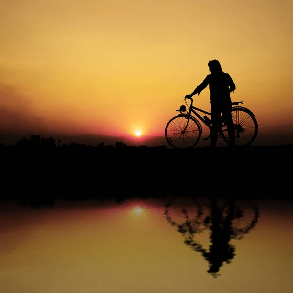 Silhuett Den Oigenkännliga Flickan Med Cykel Vid Solnedgången Med Vackra — Stockfoto