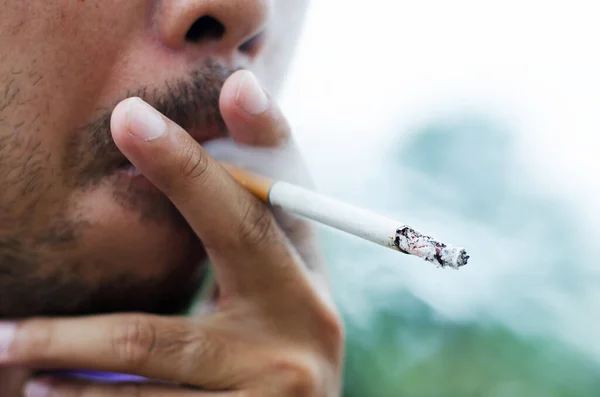 Close Van Man Met Het Roken Van Sigaretten — Stockfoto