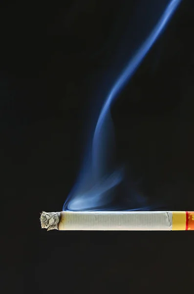 Cigarrillos con un fondo de enfoque suave es oscuro . — Foto de Stock