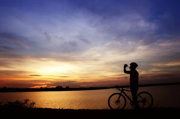 Nahaufnahme Silhouette Des Mannes Wasser Trinken Auf Einem Fahrrad Mit — Stockfoto