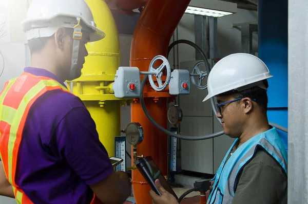 Ingeniero Superior Técnico Están Comprobando Las Respuestas Del Sistema Refrigeración — Foto de Stock