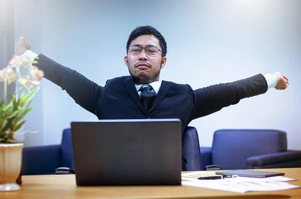 Jovem Asiático Empresário Vestido Preto Camisa Branca Durante Trabalho Escritório — Fotografia de Stock
