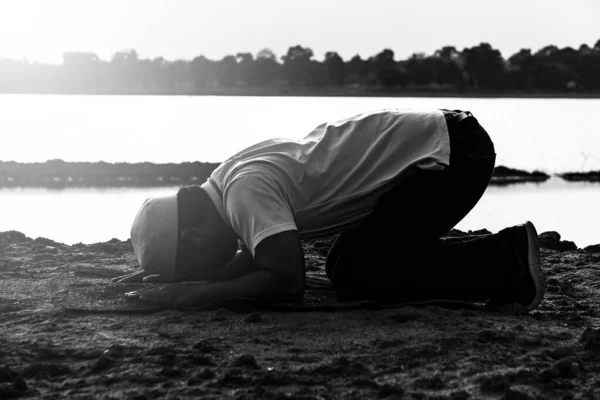穆斯林男子近身祈祷 — 图库照片