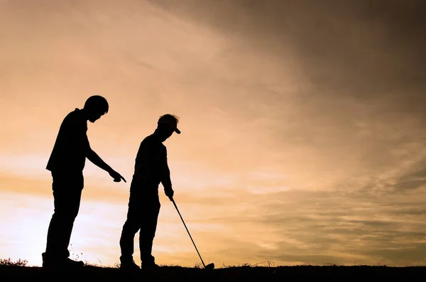 Silhouette Golf Sportolók Gyönyörű Naplementében — Stock Fotó