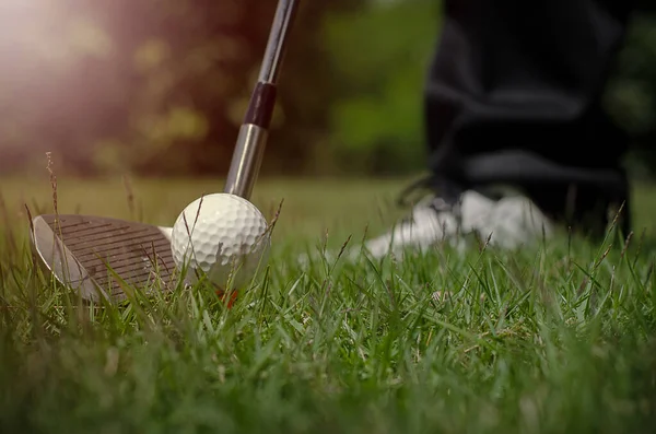 Homem Com Clube Golfe Bola Golfe Close — Fotografia de Stock