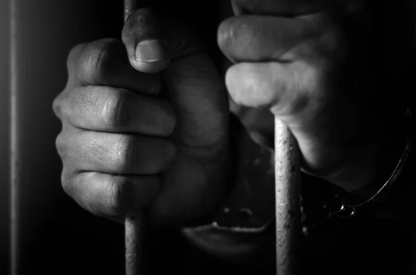 Kelepçelenmiş Erkek Ellerinin Yakın Çekimi 