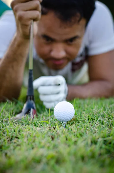 Profesionální Golfista Kontrolní Čára Pro Uvedení Golfového Míčku Zelené Trávě — Stock fotografie