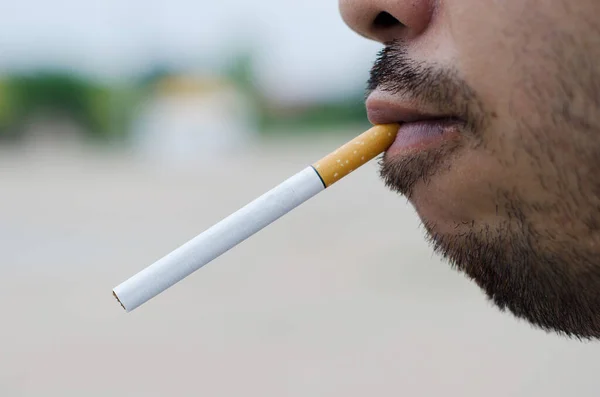 タバコの男のクローズアップビュー — ストック写真