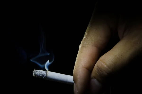 Nahaufnahme Einer Hand Die Eine Zigarette Hält — Stockfoto