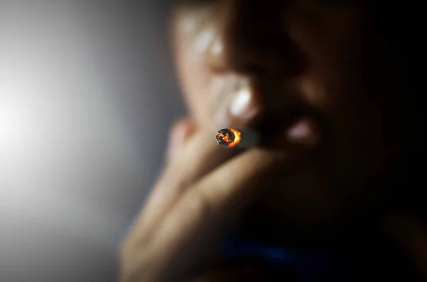 Mörkt Foto Med Mannen Med Handklovar Blå Huvtröja Rökning Nära — Stockfoto