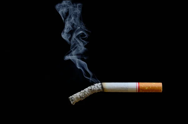 Yumuşak odaklı arka planı olan sigaralar koyu renklidir.. — Stok fotoğraf