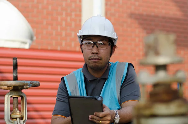 工作期间的亚洲男性工程师 — 图库照片