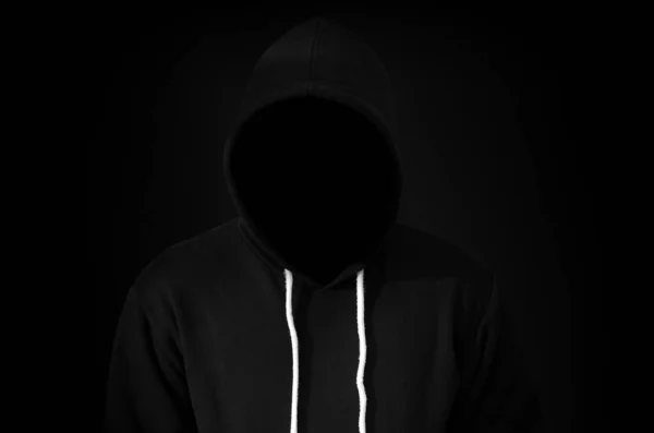 Kapüşonlu bilgisayar korsanı. Karanlık bir yüz. Veri hırsızlığı, internet dolandırıcılığı, darknet 