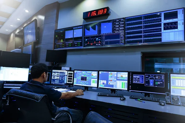 Elektrik kontrol odasında çalışan mühendis.