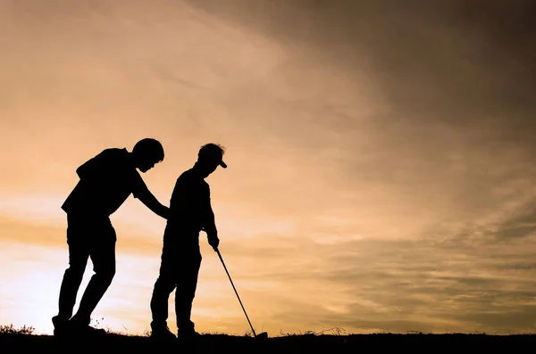 Silhouette Golf Sportolók Gyönyörű Naplementében — Stock Fotó