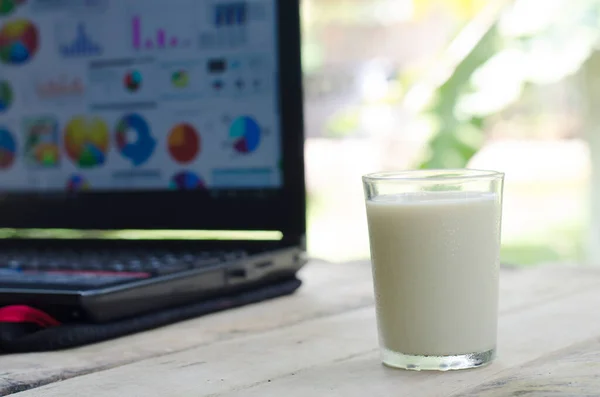 Mjölk Och Glas Och Laptop Bordet Stockbild