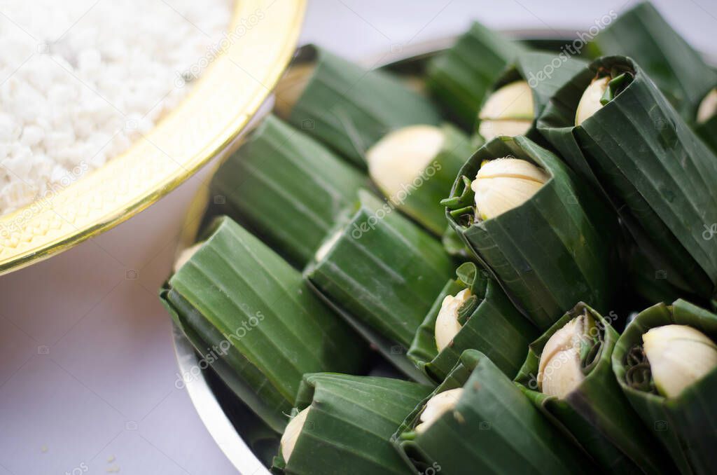 Chewing betel leaves, banana leaves, is a device used in religious ceremonies of Thailand