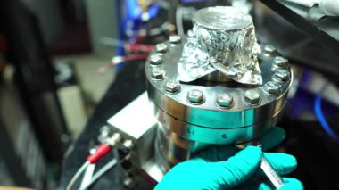 Mühendislerin aksesuar ve senkrotron parçaları kurdukları görüntüler.