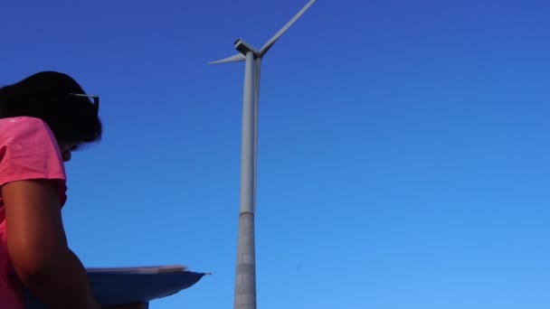工程师检查风力涡轮机系统 — 图库视频影像