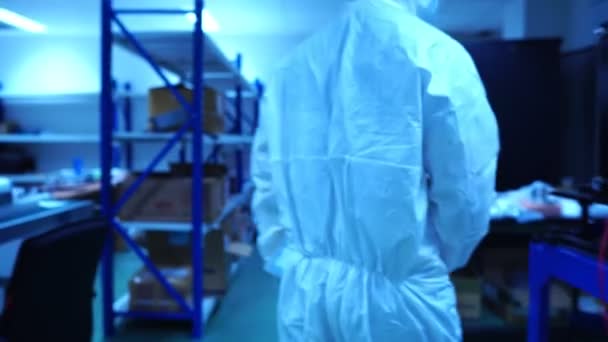 データを確認し 研究室内の放射光の付属品や部品と作業について話し合う技術者の映像 — ストック動画