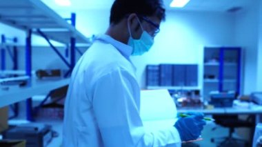 Laboratuvarda aksesuar ve senkrotronun parçalarıyla çalışan mühendislerin görüntüleri.