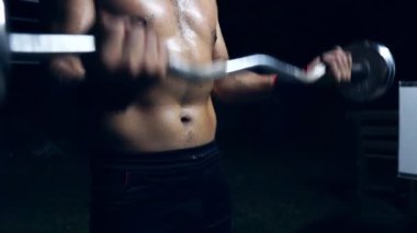 Spor salonunda egzersiz yapan bir adamın görüntüsü. 